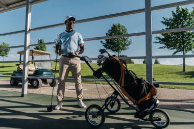 Golf oyuncu golf kulübü ile