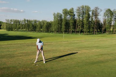 Golf oynayan adam. 
