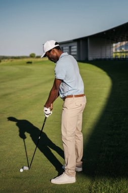 Golf oynayan adam. 