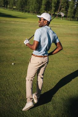 Golf oynayan adam. 