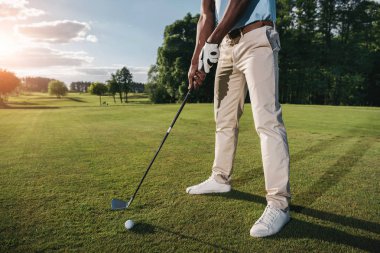 Golf oynayan adam. 