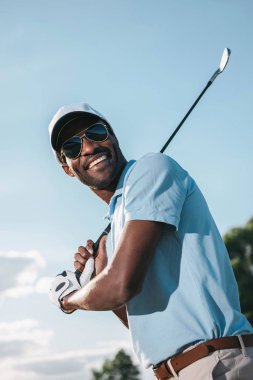 Golf oynayan adam. 