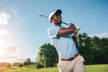 Golf oynayan adam. 