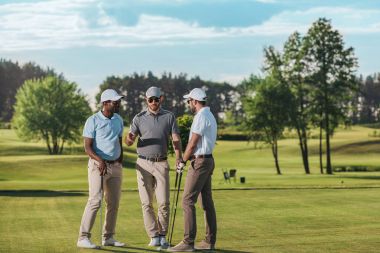 Golf oynarken erkekler 