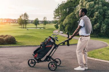 Adam çanta golf kulüpleri ile 