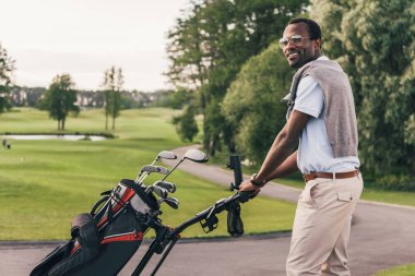 Adam çanta golf kulüpleri ile 
