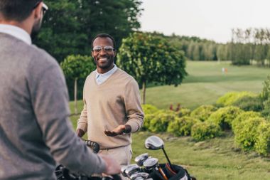 Erkekler golf kulüpleri torbalarda ile 