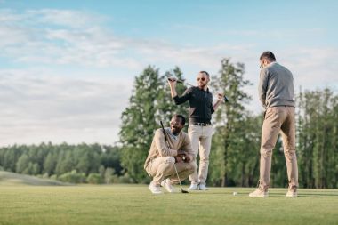 çok ırklı arkadaş golf oynamak 