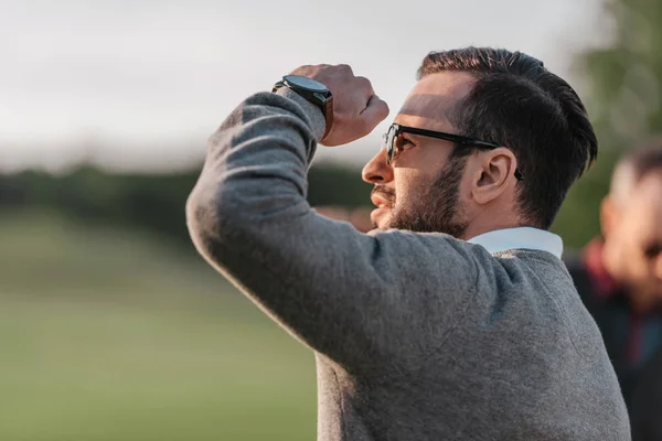 Uomo che distoglie lo sguardo — Foto Stock