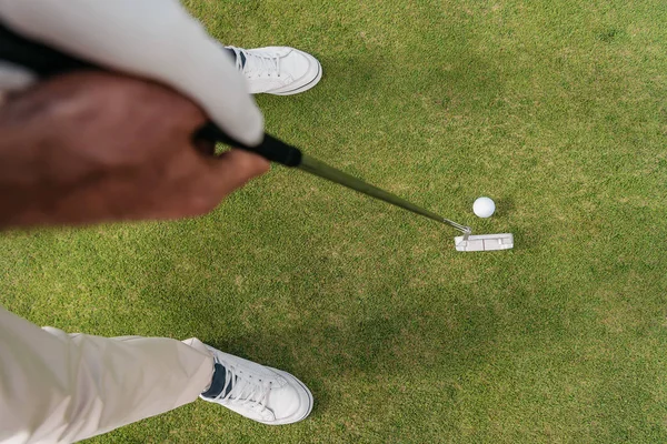 Sportsman holding golf club — Stock Photo, Image