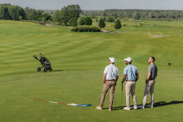 Jugadores profesionales de pie en el campo de golf —  Fotos de Stock