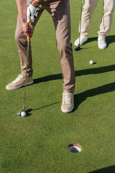 Jogadores de golfe se preparando para atirar — Fotografia de Stock