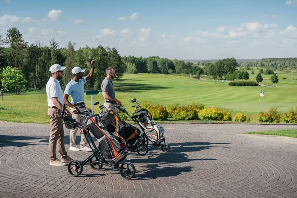 Jóvenes amigos que van al campo de golf — Foto de stock gratuita