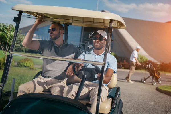 Мужчины на гольф-каре — стоковое фото