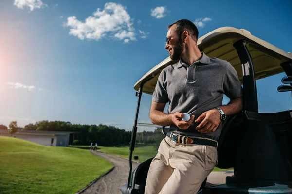 Gracz w golfa spędzać czas na polu golfowym — Zdjęcie stockowe