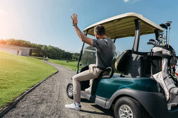 Gracz w golfa spędzać czas na polu golfowym — Zdjęcie stockowe