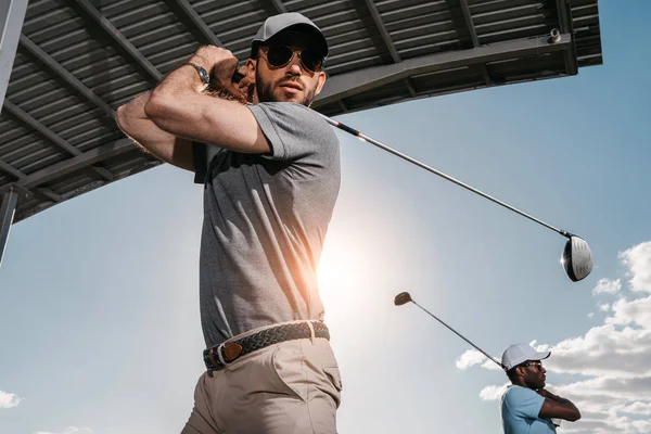 Golf oynarken erkekler — Stok fotoğraf