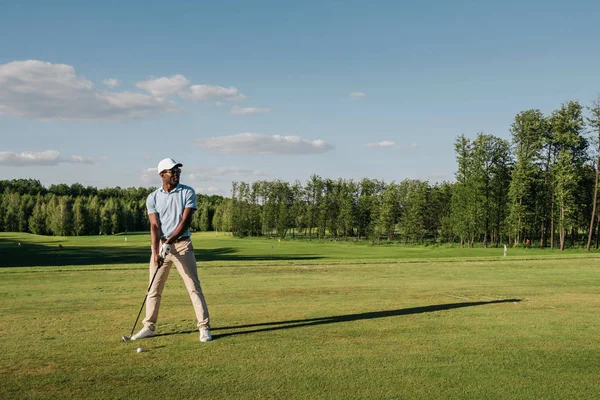 Homme jouant au golf — Photo