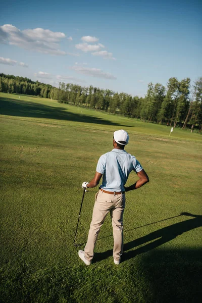 Egy férfi golfozik. — ingyenes stock fotók