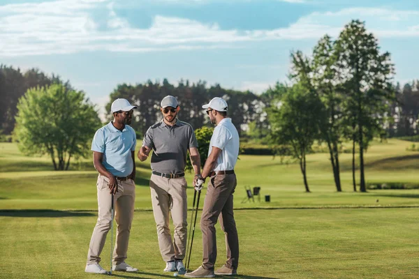 Uomini che giocano a golf — Foto Stock