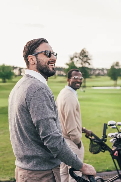 Män med golfklubbar i väskor — Stockfoto
