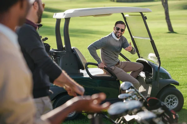 Golfistas no campo de golfe — Fotografia de Stock