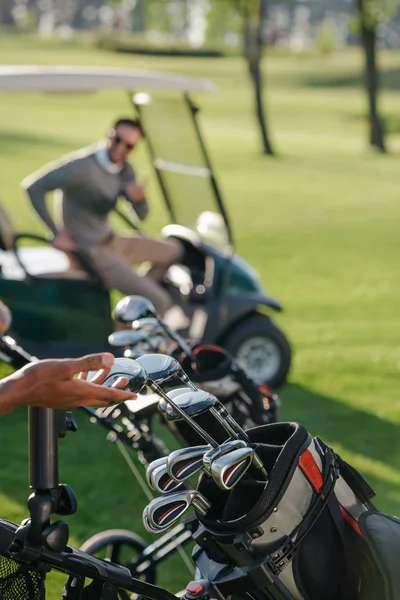 Golfista escolher clube de golfe — Fotografia de Stock