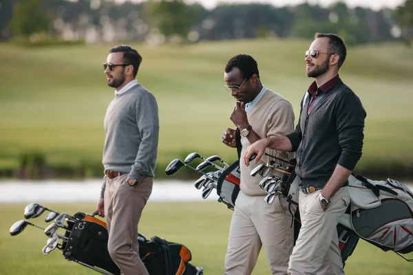 Golfistas en campo de golf — Foto de Stock