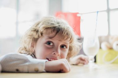 Sevimli küçük boy gülümseyerek 