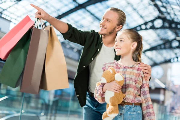 Pai e filha com sacos de compras — Fotografia de Stock