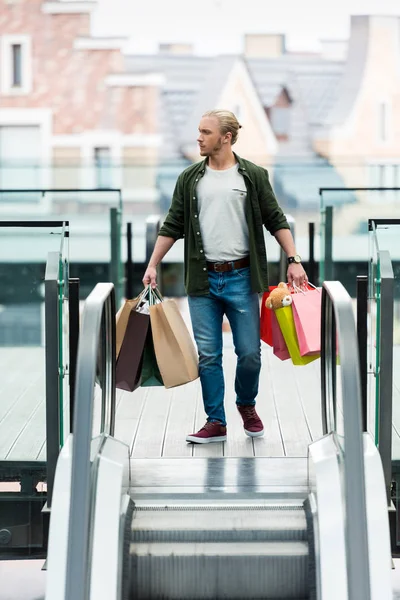 Homem segurando sacos de compras — Fotografia de Stock