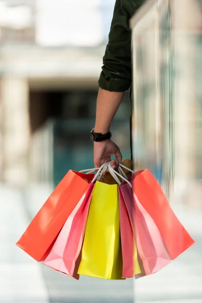 Hombre sosteniendo bolsas de compras —  Fotos de Stock