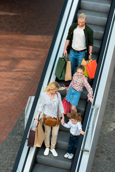 Gelukkig familie winkelen — Stockfoto