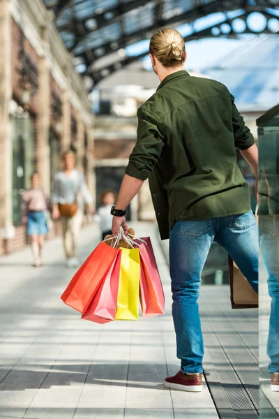 Hombre sosteniendo bolsas de compras — Foto de Stock