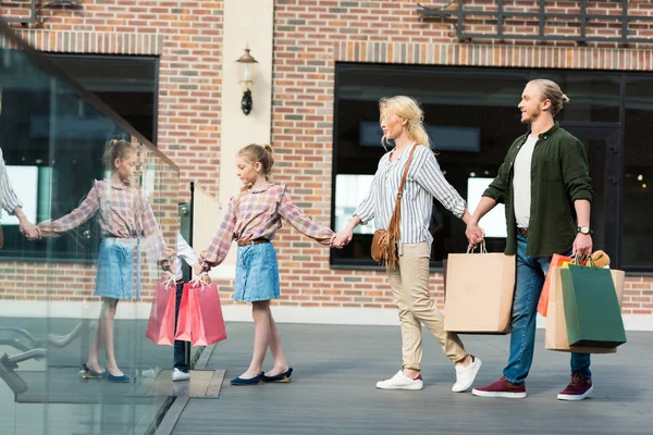 Happy family shopping together — Stock Photo, Image