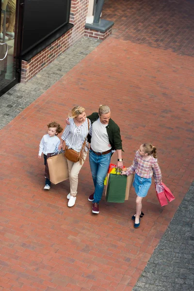 Compras familiares felizes — Fotografia de Stock