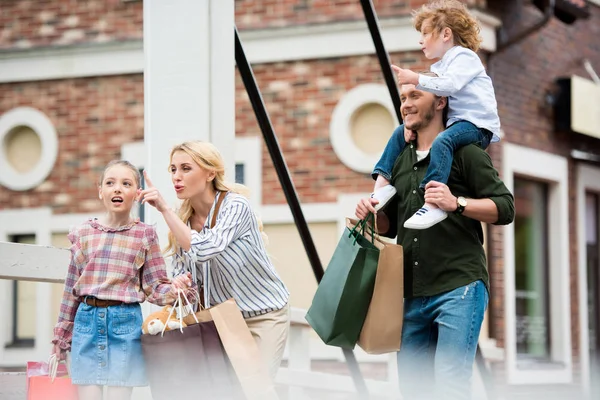 Family walking on street — Stock Photo, Image