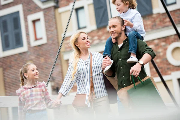 Famille marchant dans la rue — Photo