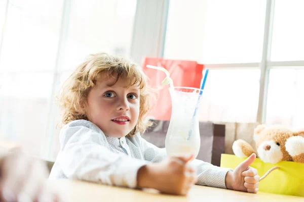 Menino sentado no café — Fotografia de Stock