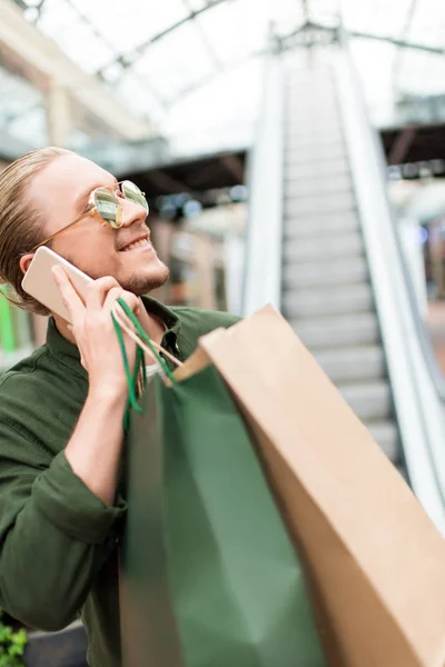 Hombre con bolsas de compras en el centro comercial — Foto de Stock