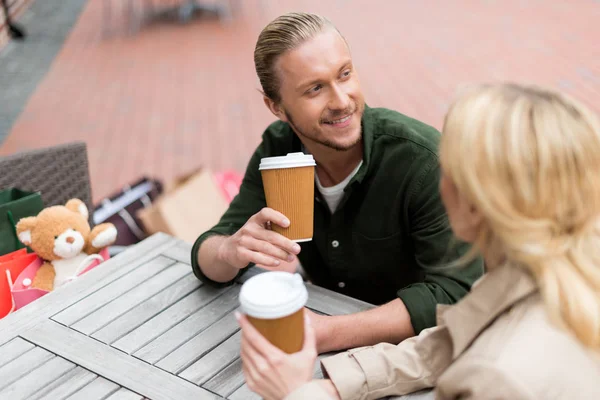 Pareja bebiendo café en la cafetería —  Fotos de Stock