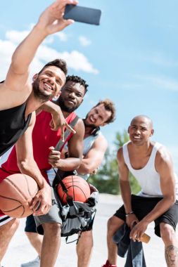 selfie basketbol oyuncularından