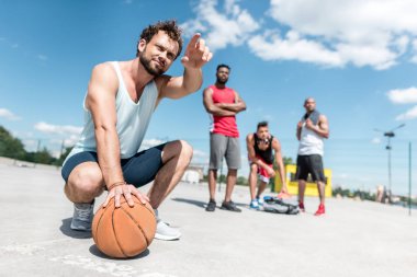 basketbol topu ile adam