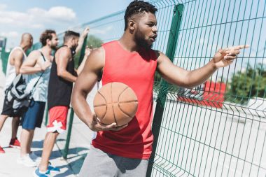 Topu olan basketbol oyuncusu 