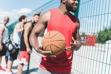 Topu olan basketbol oyuncusu 
