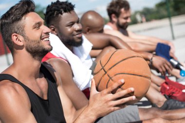 çok kültürlü basketbol takımı