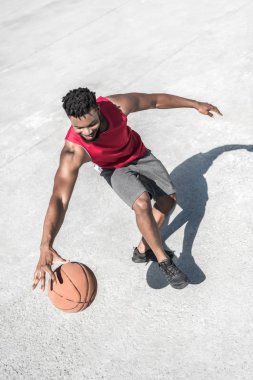 Basketbol oynayan adam
