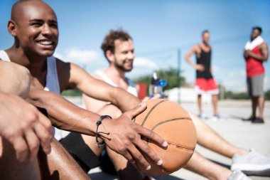 çok ırklı basketbolcular