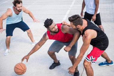 çok ırklı basketbolcular
