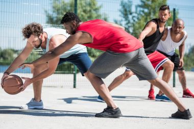 basketbol oynarken erkekler 